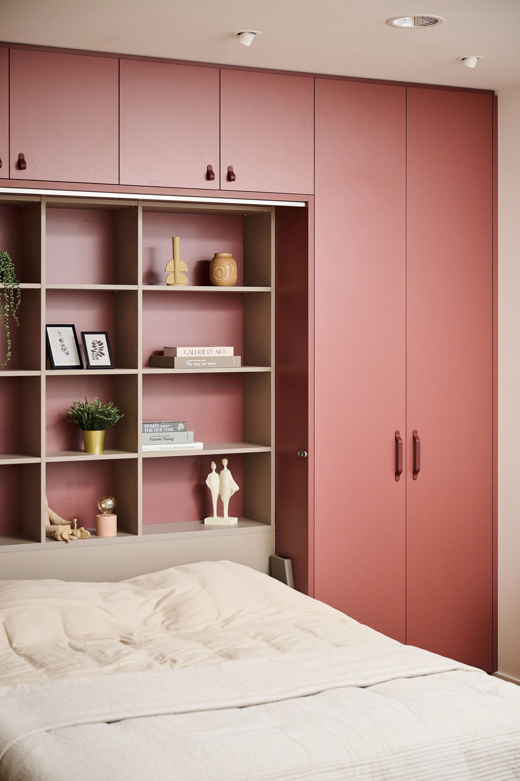 Opklapbed op maat met open vakken en een warme, moderne uitstraling voor een stijlvolle slaapkamer.