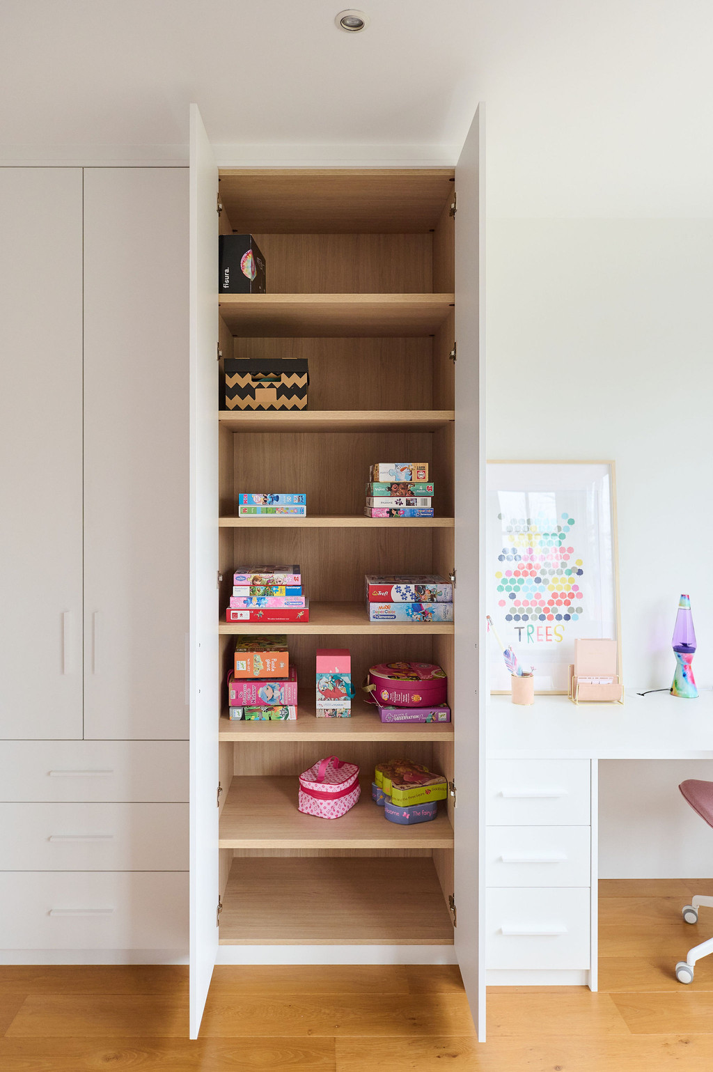 Meuble sur mesure avec étagères en bois dans la chambre d'Isaline