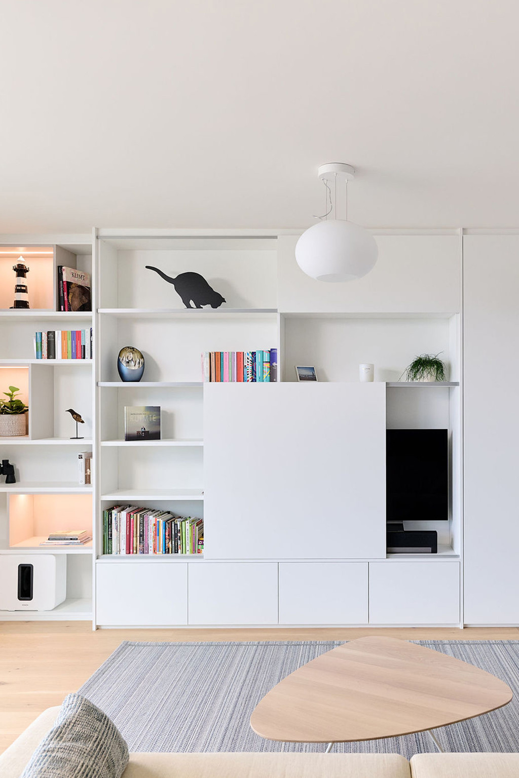 Meuble salon intemporel sur mesure blanc dans le séjour d'Ilse et Dominique à la côte