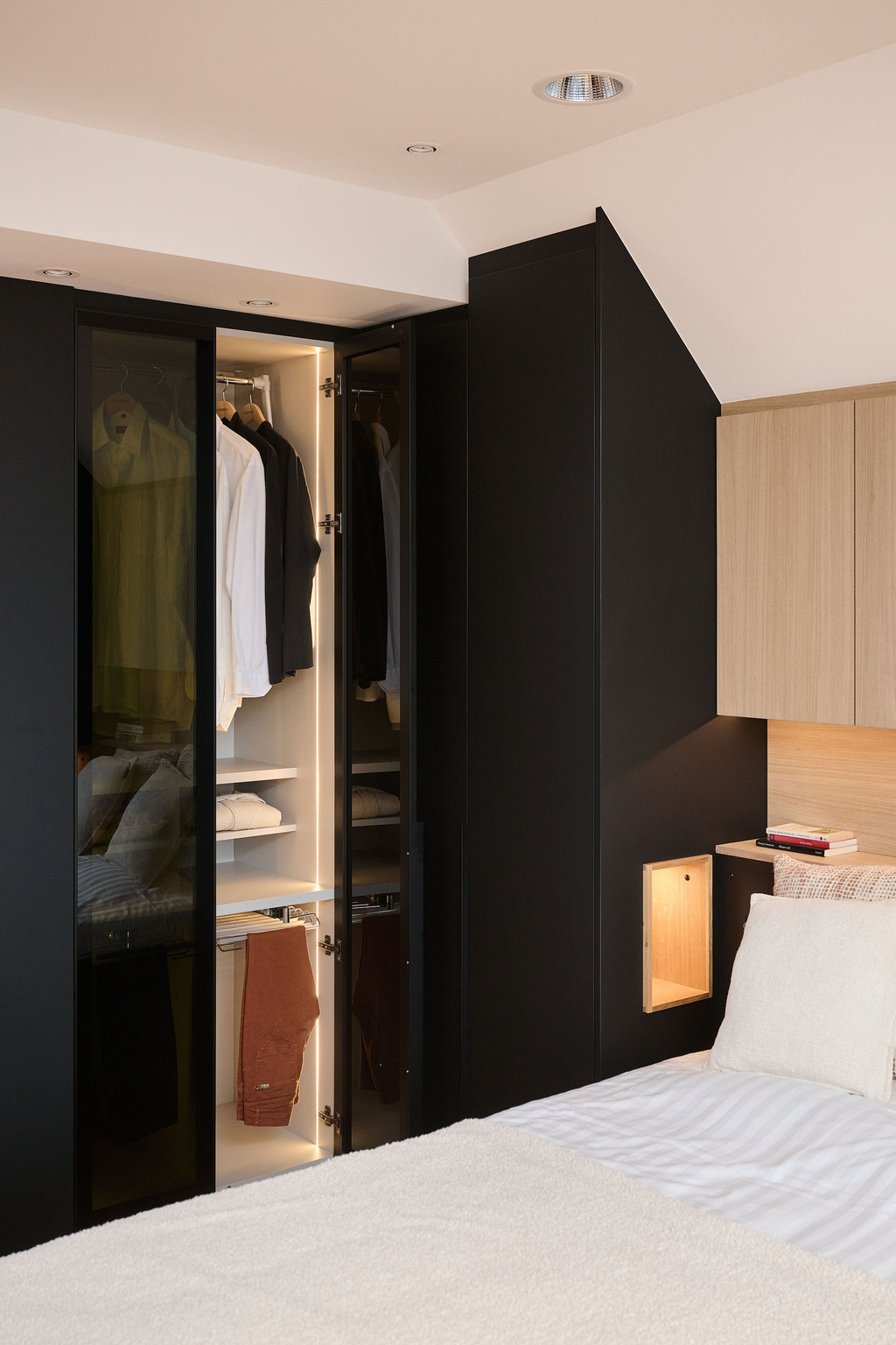 Rangement chambre sur mesure noir et moderne