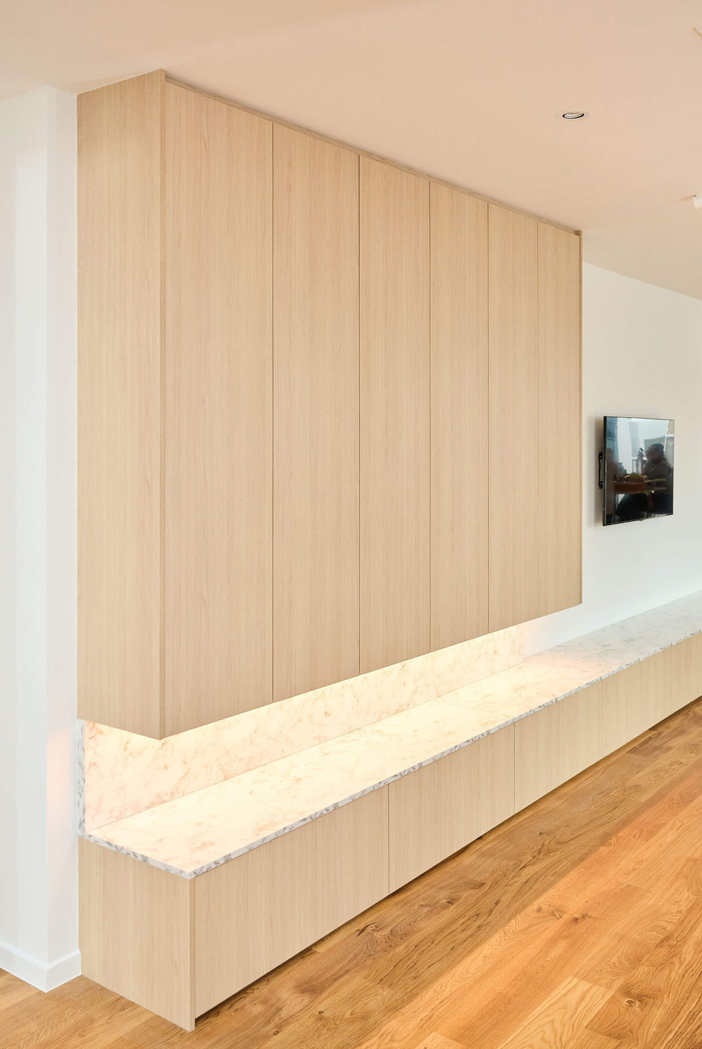 Meuble TV élégant en teinte de bois clair et aspect marbre