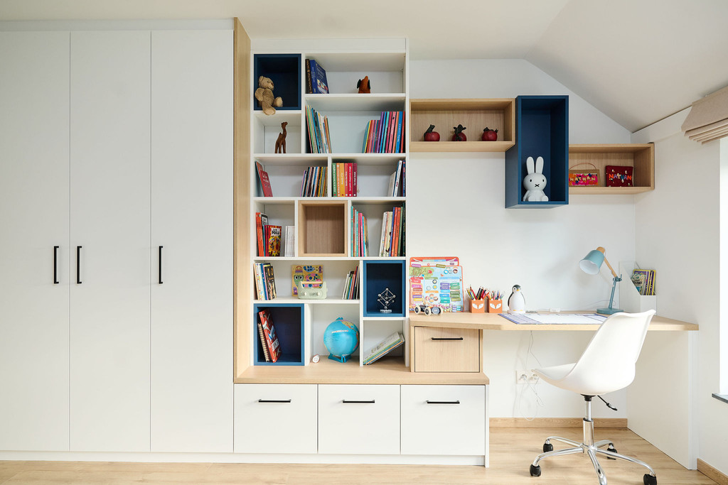 Chambre d'enfant sur mesure avec étagères ouvertes, bureau et rangement pour jouets.
