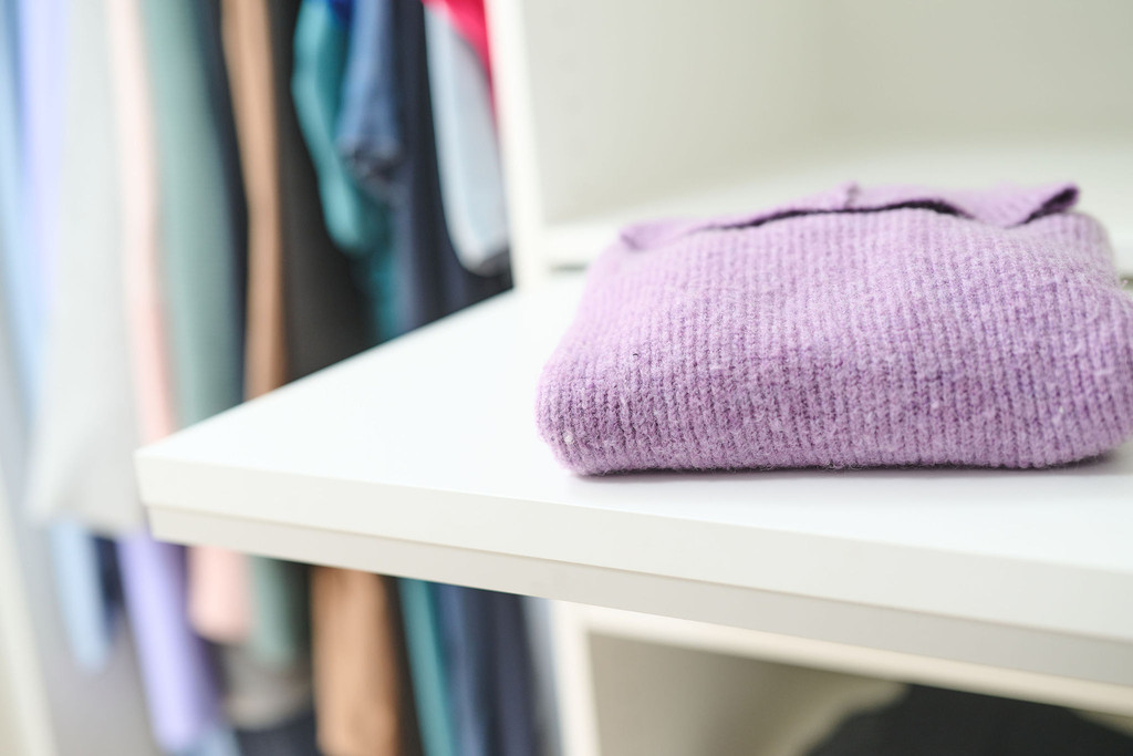 Etagère pour plier des vêtements dans le dressing