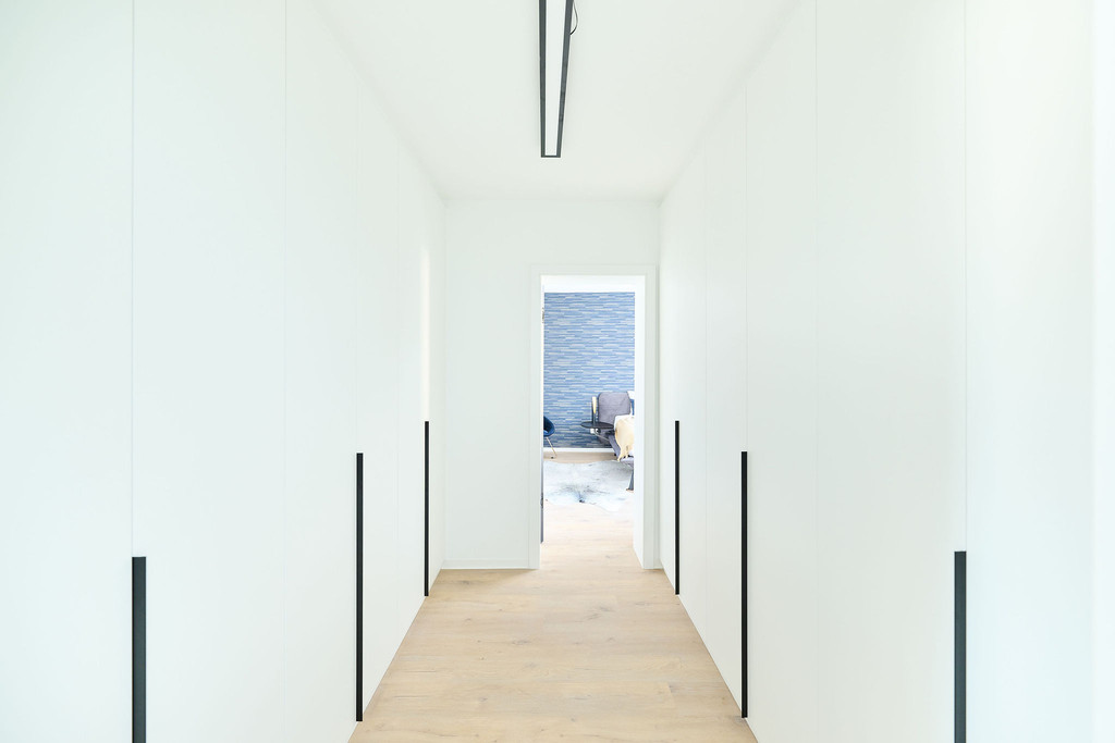 Witte dressing op maat met zwarte handvaten en draaideuren