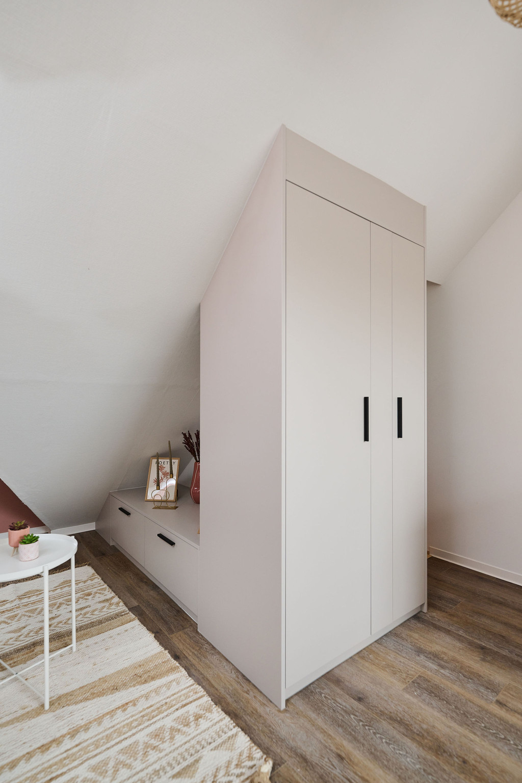 Armoire sur mesure sous toit en pente dans la chambre de Polien dans l'émission Ons huis/nieuw huis