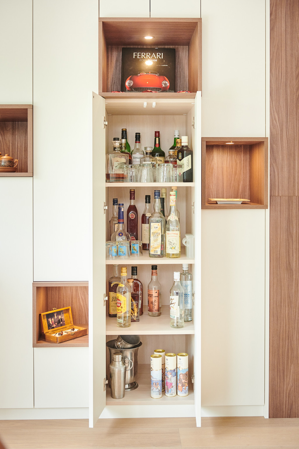 Meuble salon sur mesure blanc avec niches ouvertes en bois