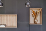 Op maat gemaakte wandkast met open compartimenten voor decoratie