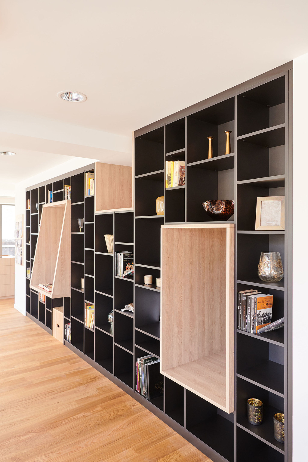 Bibliothèque ouverte sur mesure bicolore brune et bois naturel avec niches ouvertes à Rocourt