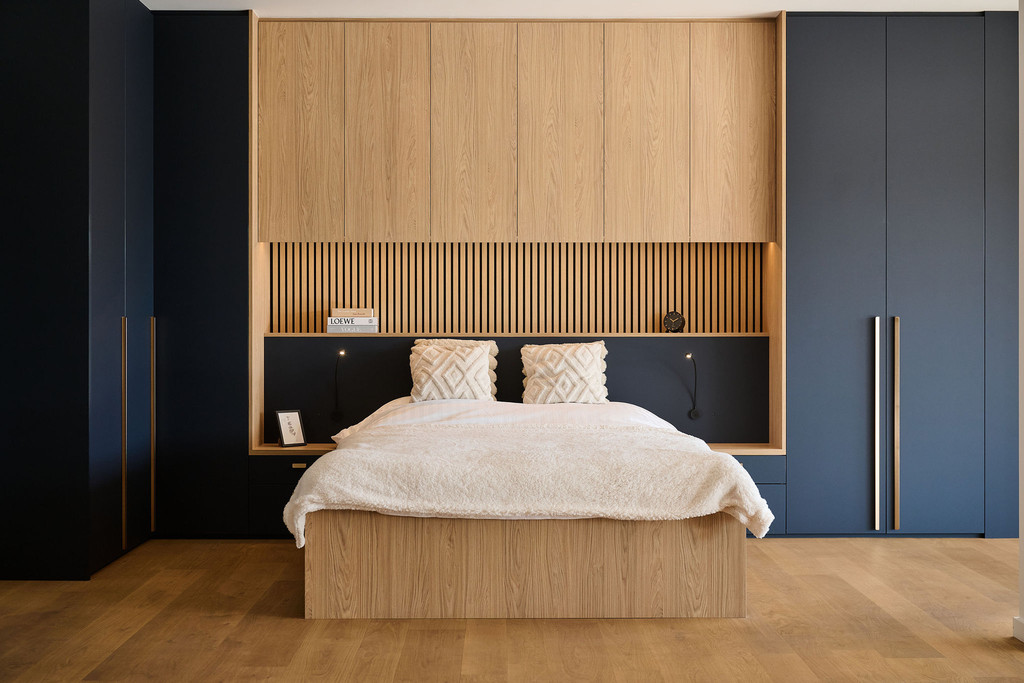 Chambre à couché sur mesure dans les tons bleu et bois