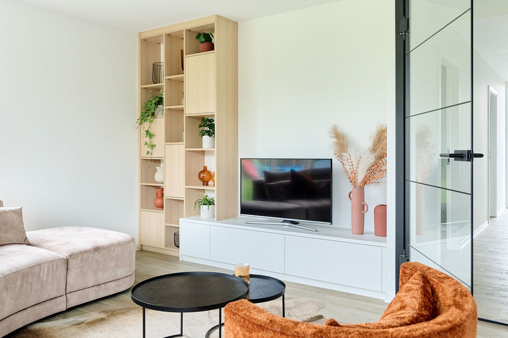 Meuble télé sur mesure en blanc et bois dans le salon de Lorenz et Elyne à Pulderbos