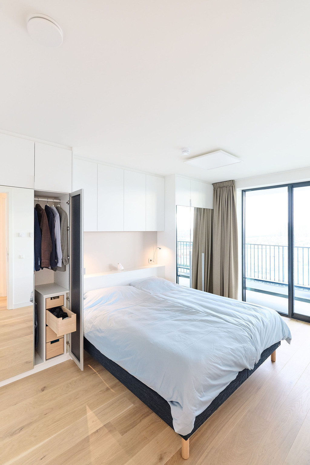 Pont de lit et meuble de rangement modernes dans chambre à coucher
