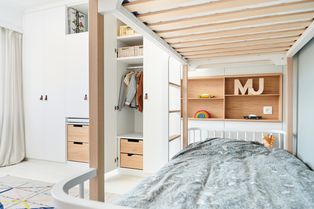Meuble sur mesure blanc dans la chambre d'enfants de Julius et Maurice