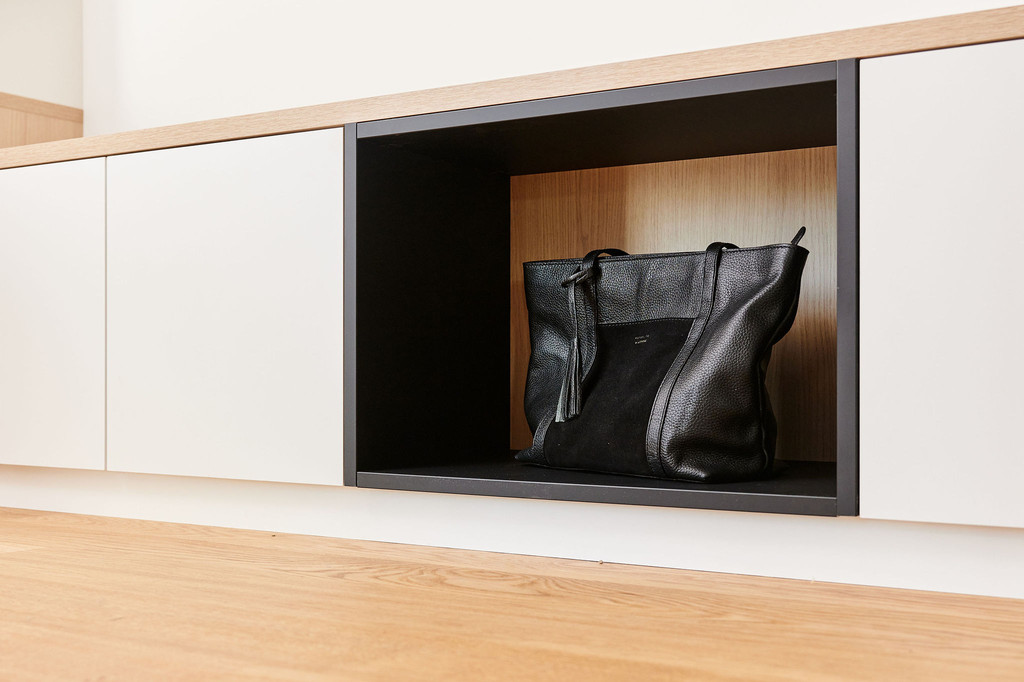 Détail d’un meuble de bureau sur mesure avec niche de rangement contrastée.