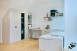 Chambre d'enfant blanc et bleu avec garde robe et bureau intégré à une petite étagère à Wavre