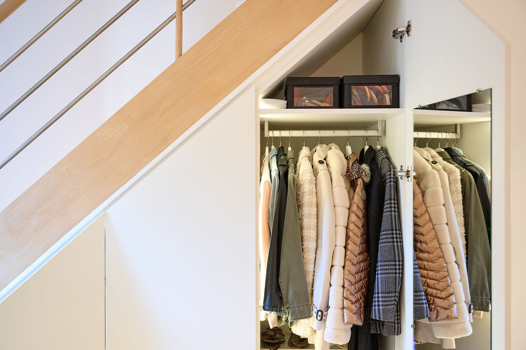Vestiairekast op maat onder schuinte voor jassen en schoenen