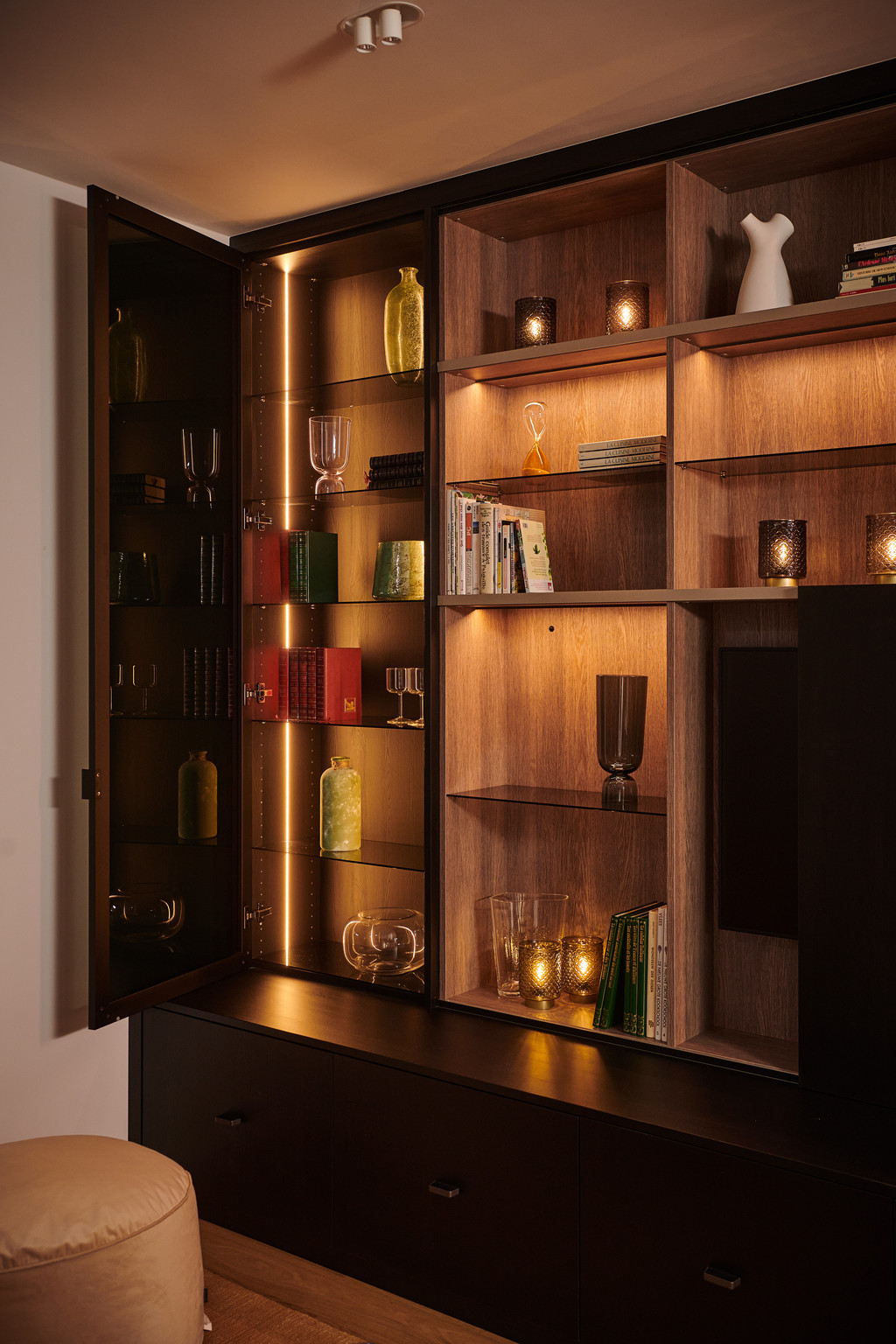 Meuble salon sur mesure noir avec éclairage LED et niches en bois