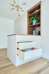 Commode sur mesure dans le dressing de Tineke et Derko dans l'émission Ons huis/nieuw huis