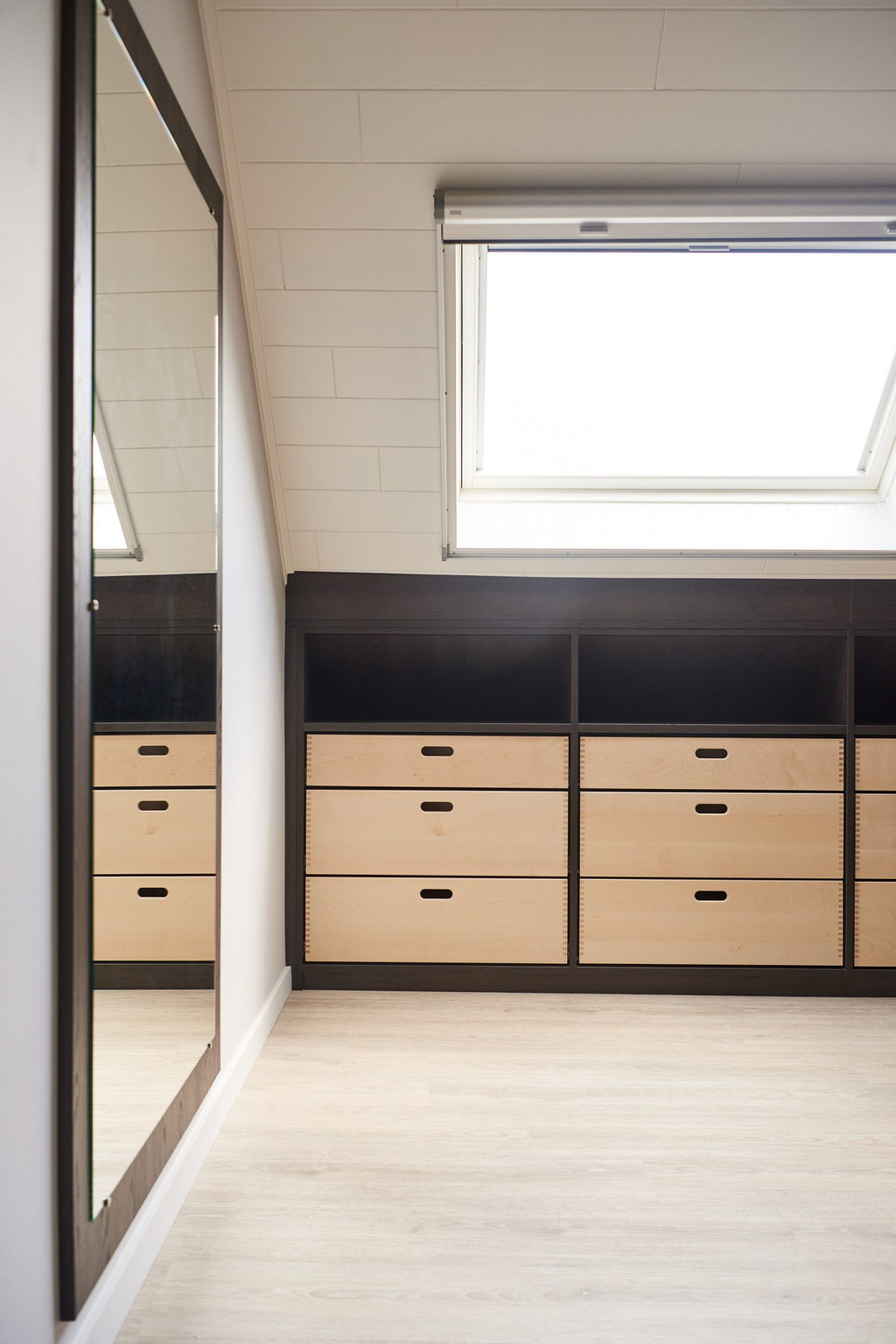 inrichten dressing onder schuinte kast op maat