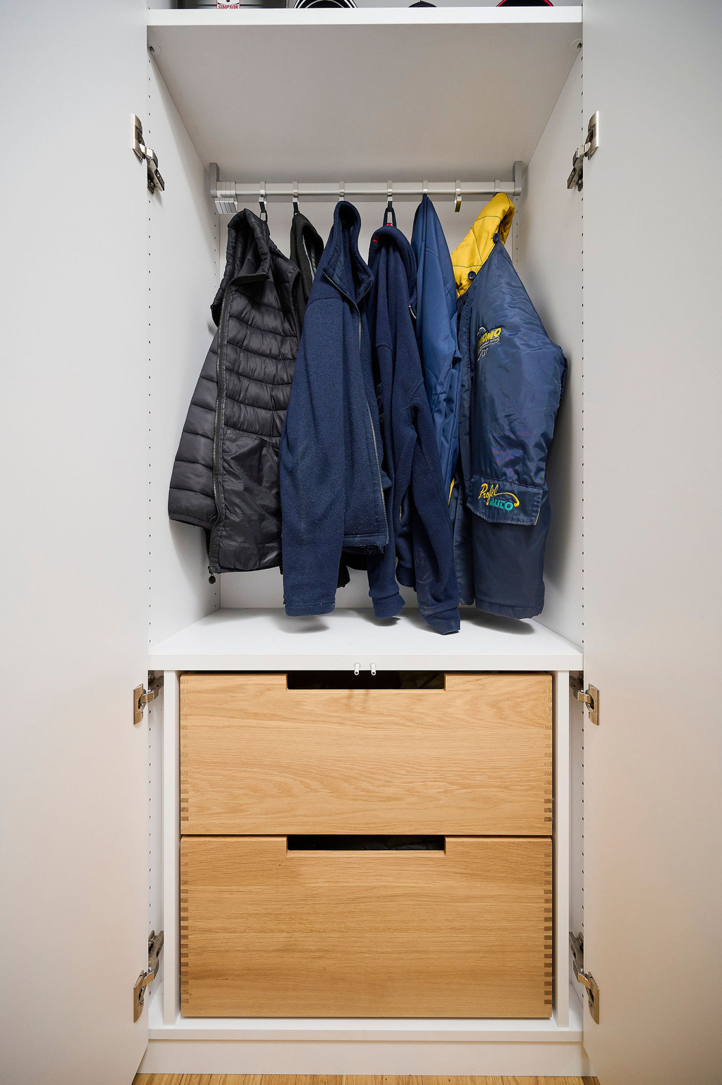 Halkast op maat voor jassen en schoenen in de inkomhal van Gérard en Carine