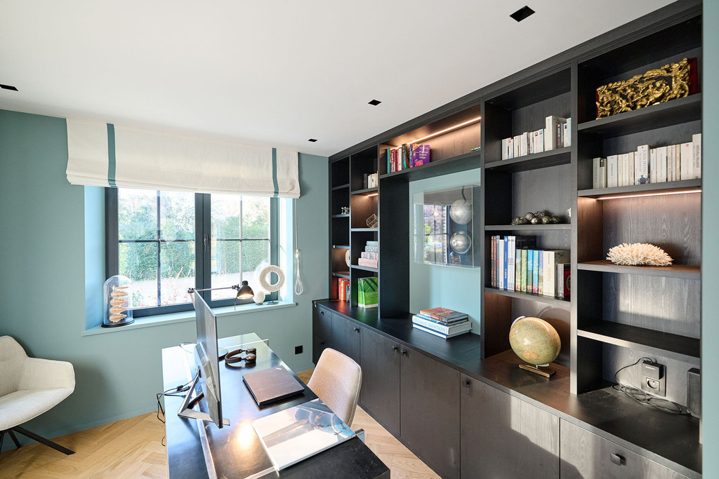 Bureau sur mesure noir avec compartiments ouverts