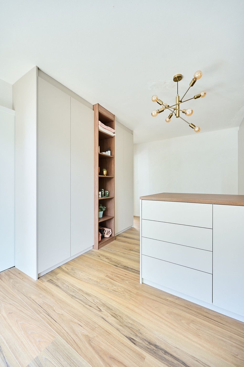 Dressing blanc sur mesure de Tineke et Derko dans l'émission Ons huis/nieuw huis