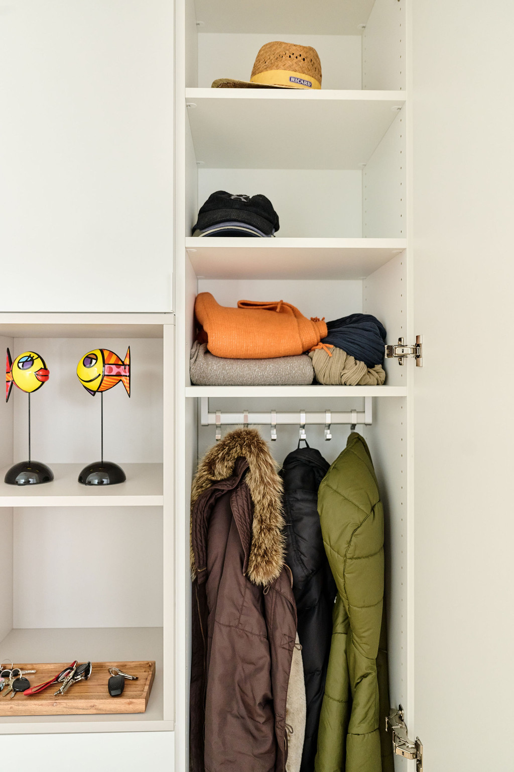 Vestiaire sur mesure dans le hall d'entrée avec niches ouvertes