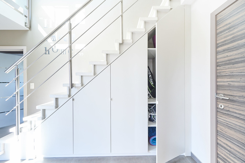Vestiaire onder trap halkast inrichten op maat