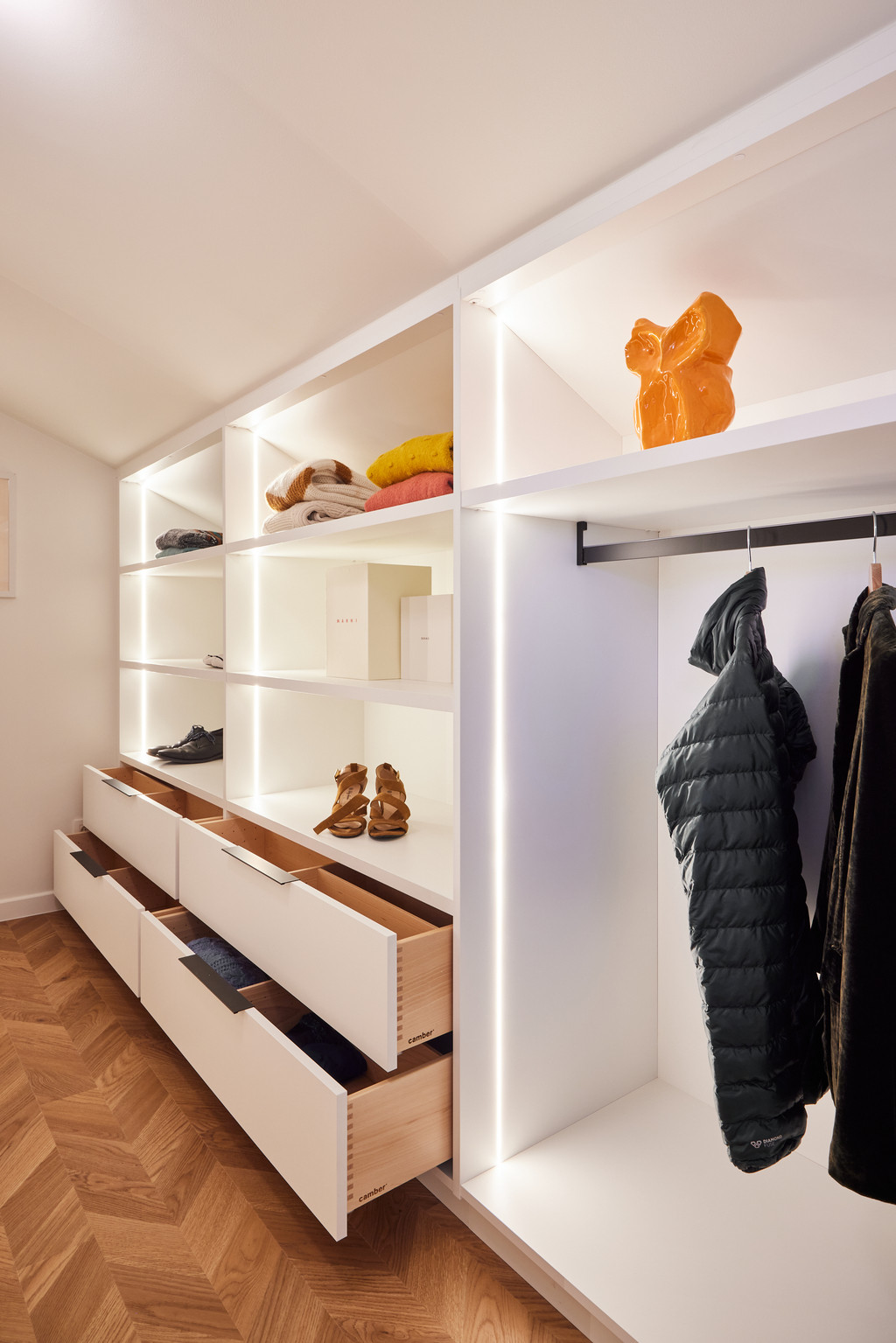 Dressing sur mesure avec éclairage intégré, tiroirs ouverts et accessoires organisés