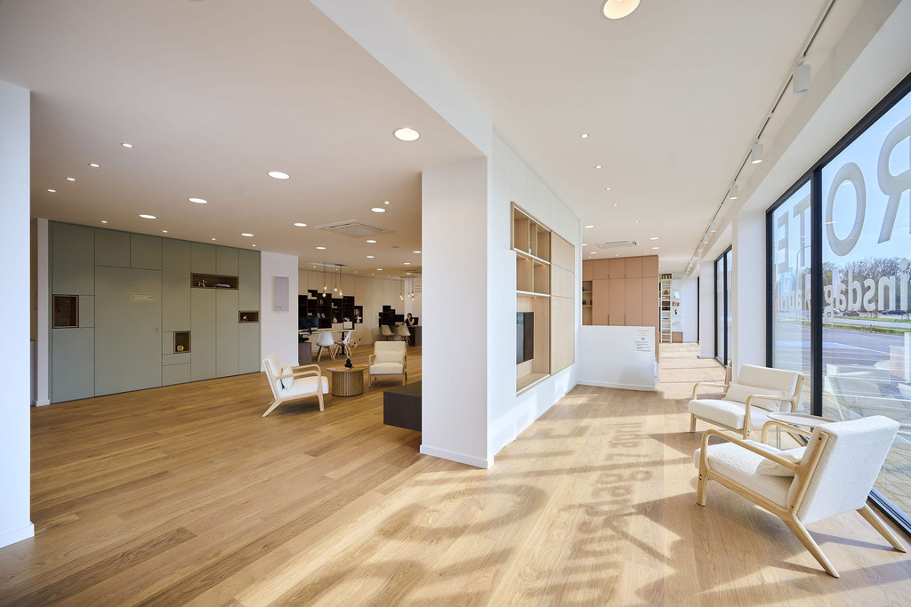 Grand showroom Camber avec meubles sur mesure, espaces d’inspiration et coin salon lumineux