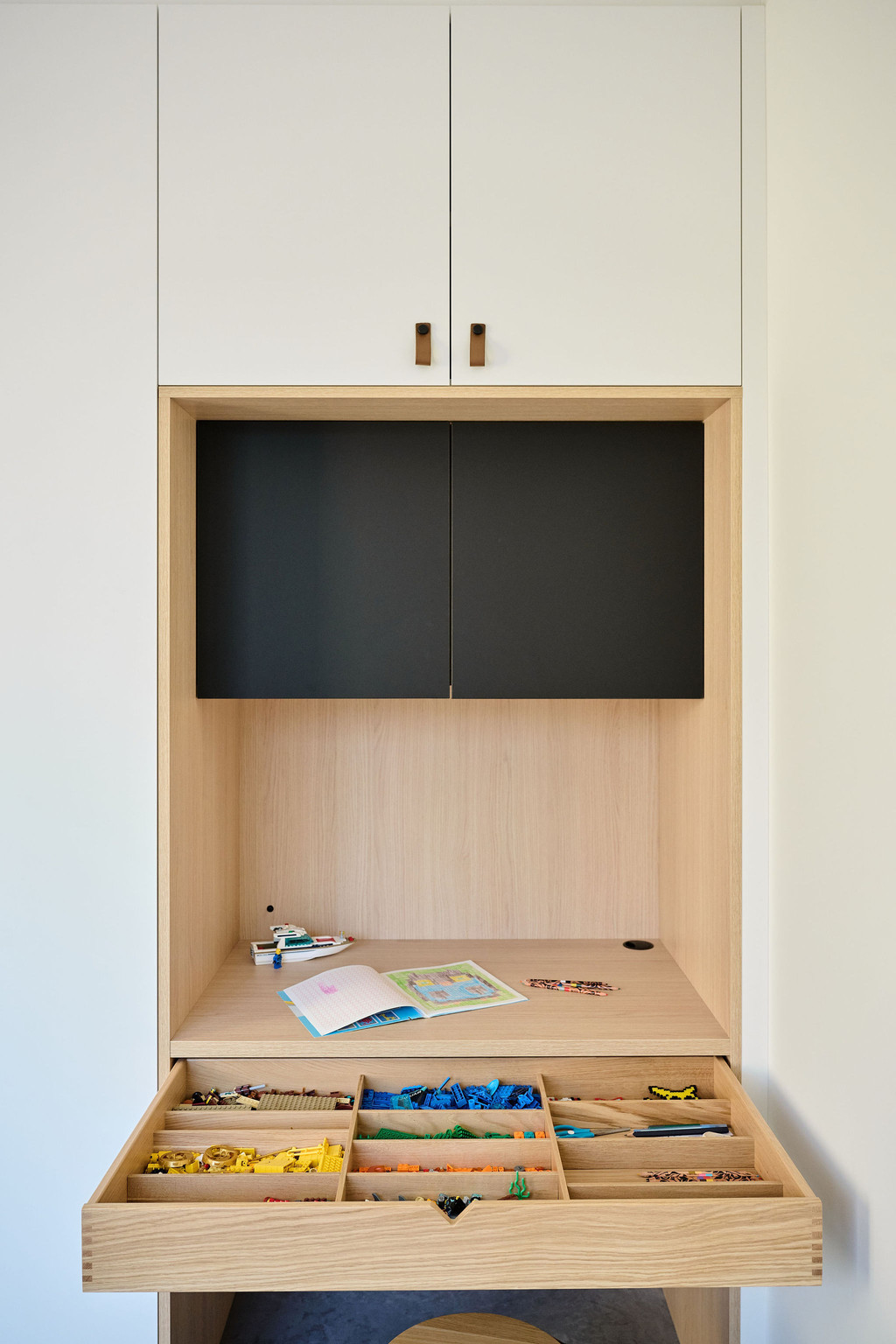 Chambre d'enfant avec bureau intégré avec tiroir compartimenté