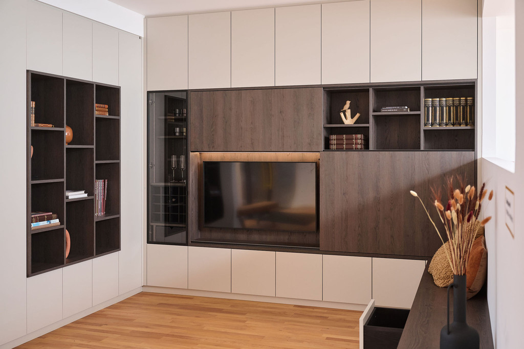 Meuble TV crème et brun sur mesure avec portes coulissantes et placards à Dilbeek
