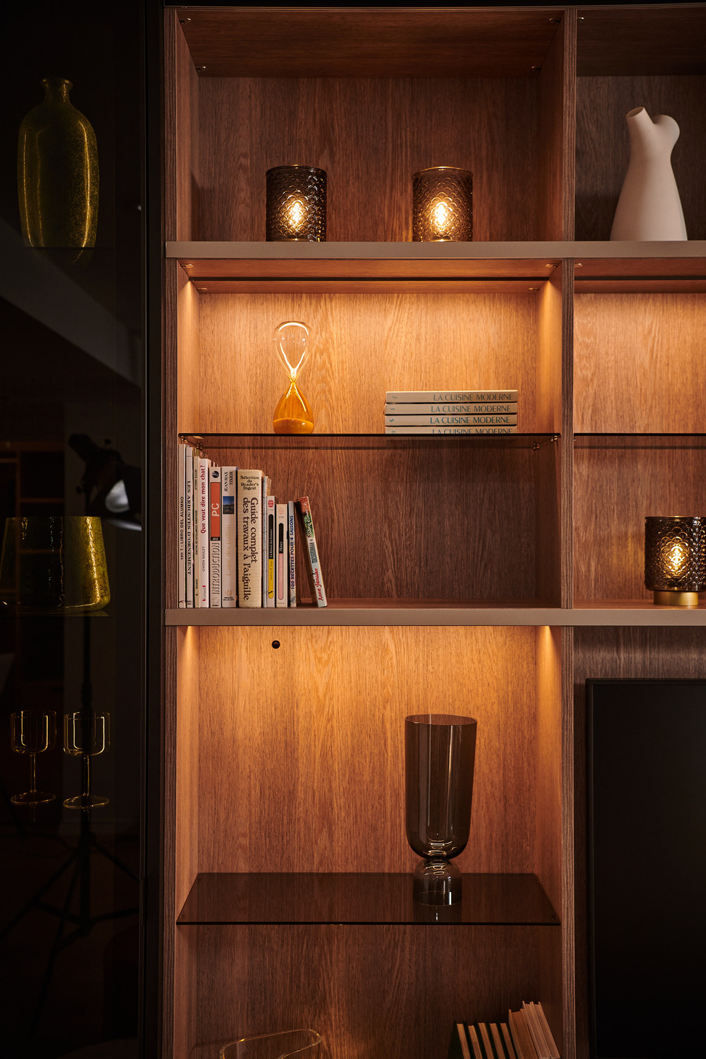 Niches ouvertes en bois dans le meuble TV exposé dans le showroom de Saint-Nicolas