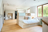 Kinderkamer met bed op maat in pasteltinten in de showroom in Sint-Pieters-Woluwe