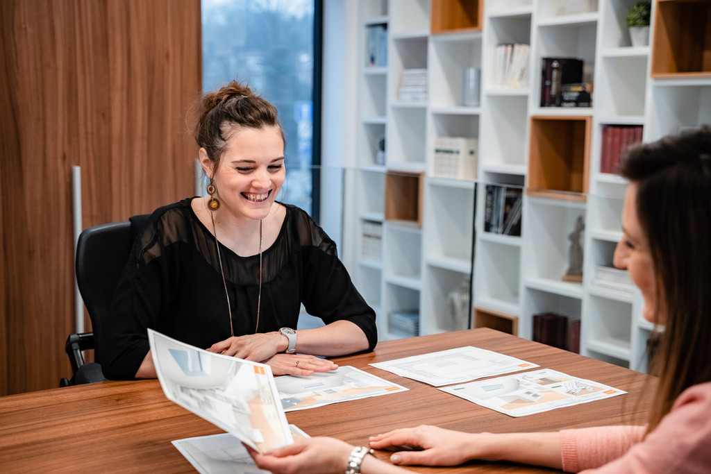 bureau met biblitotheek op maat