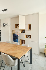 Meuble sur mesure avec niches ouvertes en finition bois et rangements en hauteur, utilisé dans une salle à manger pour une organisation pratique et esthétique, réalisé par Camber