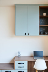 Bureau bleu clair avec planche en bois