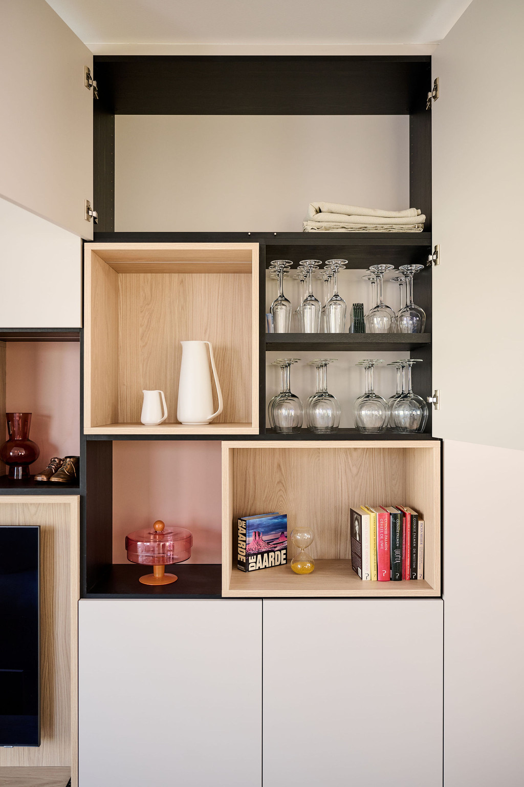 Meuble TV sur mesure avec niches ouvertes en décor bois et étagères en verre avec verres à vin
