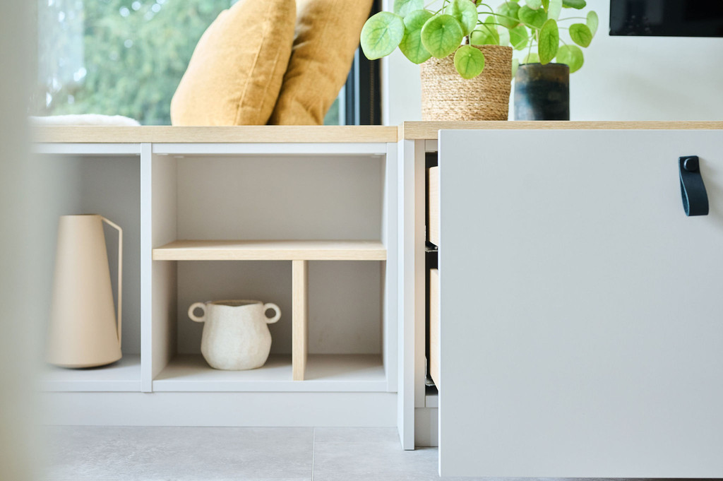 Meuble de rangements sur mesure de Tineke et Derko à Kerkhove dans l'émission Ons huis/nieuw huis
