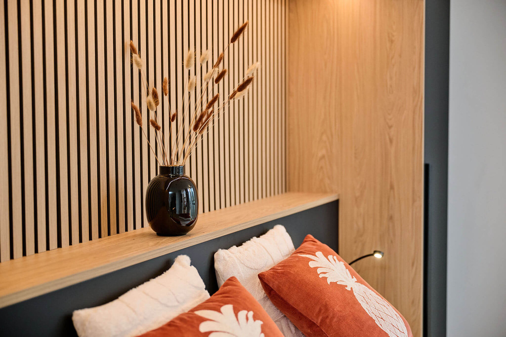 lattes de bois dans chambre