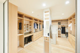 Dressing sur mesure en bois clair avec tiroirs et étagères spacieux