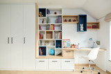 Chambre d'enfant sur mesure avec étagères ouvertes, bureau et rangement pour jouets.