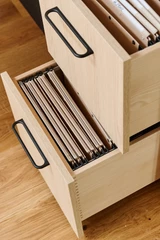 Tiroirs en bois sur mesure avec des dossiers suspendus organisés à l'intérieur