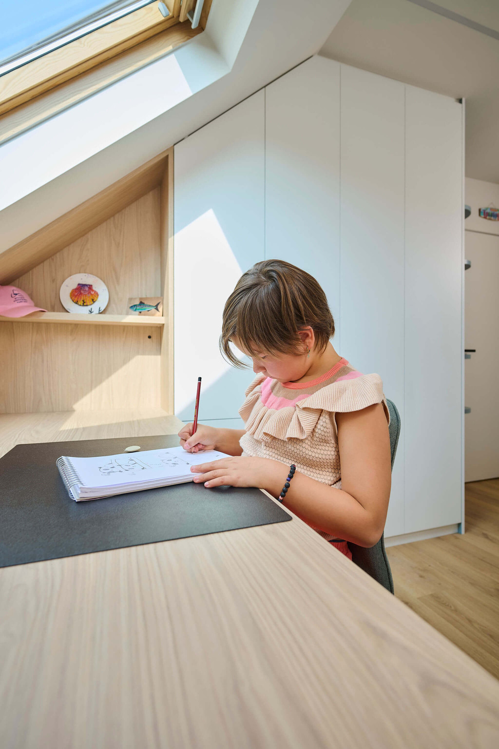 Bureau en teinte de bois dans une chambre d'enfant