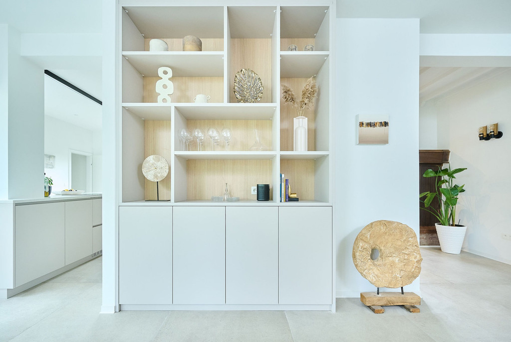 Meuble sur mesure de salle à manger en gris avec touche de chêne