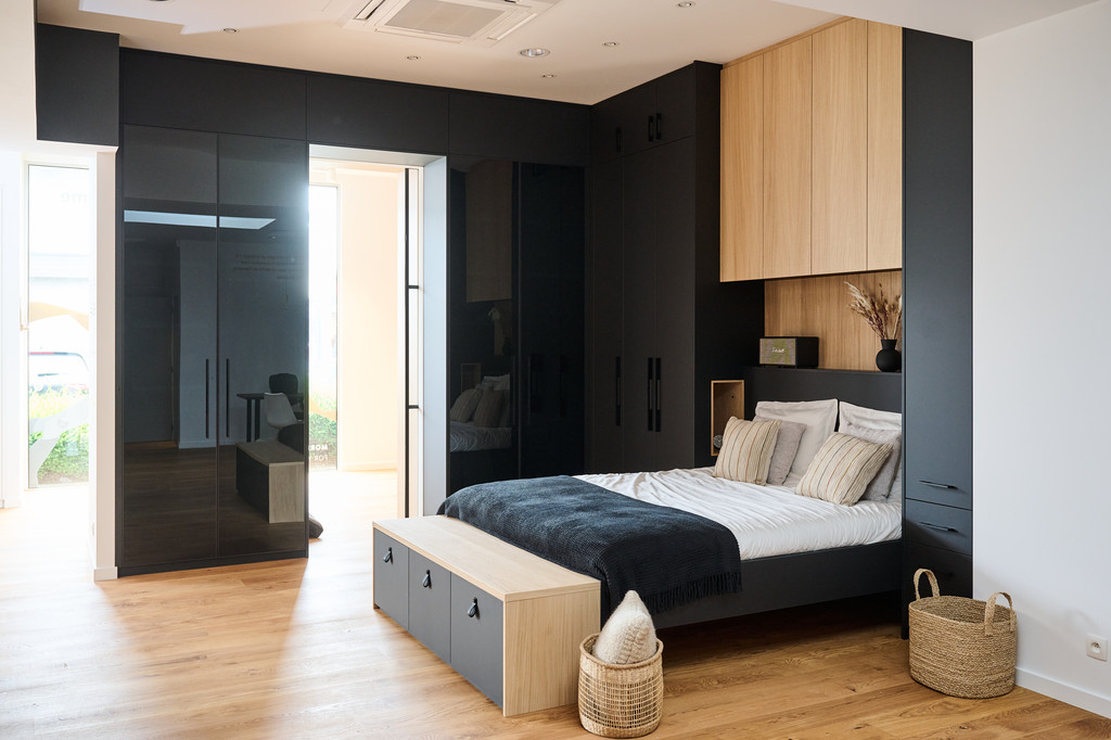 Zwarte en hout op maat slaapkamer met ingebouwde ruime kasten en open nissen en gesloten dressing