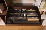 Tiroir sur mesure avec accessoires organisés et compartiments de rangement en showroom
