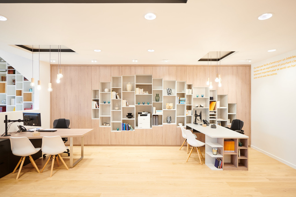 Boekenkast op maat met bureau in kast en kasten en open nissen in Marche-en-Famenne