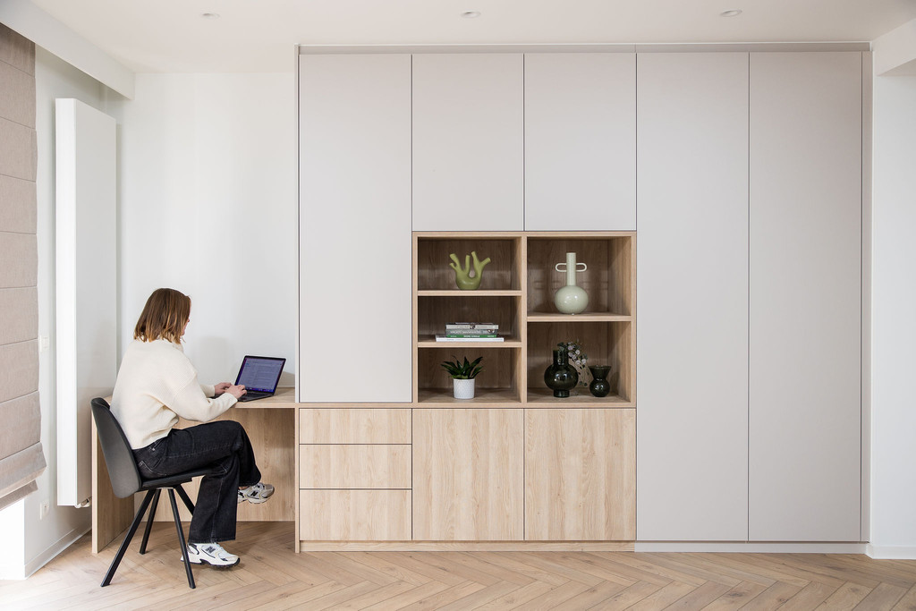 bureau en bois et gris cachemire avec niches ouvertes