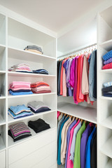 Un dressing sur mesure pour vêtements pliés mais aussi vêtements suspendus
