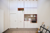 Armoire sur mesure blanche toute hauteur avec niches ouvertes et espace pour livres et décoration dans un salon